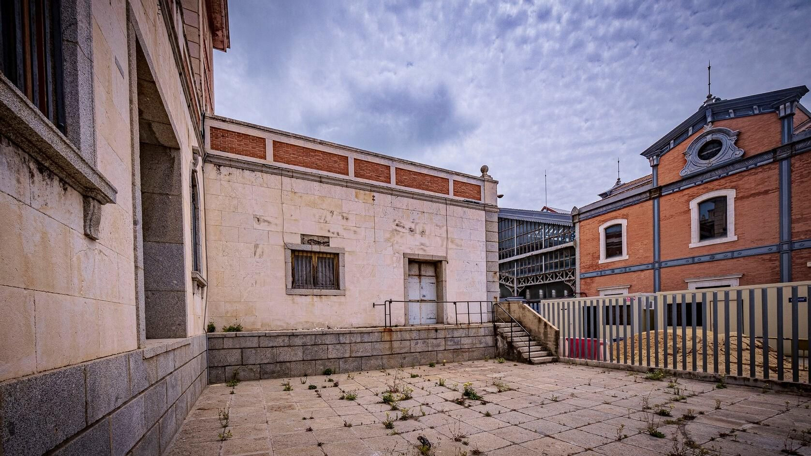 Nave trasera de la Aduana que no está protegida por lo que sí se puede tirar.