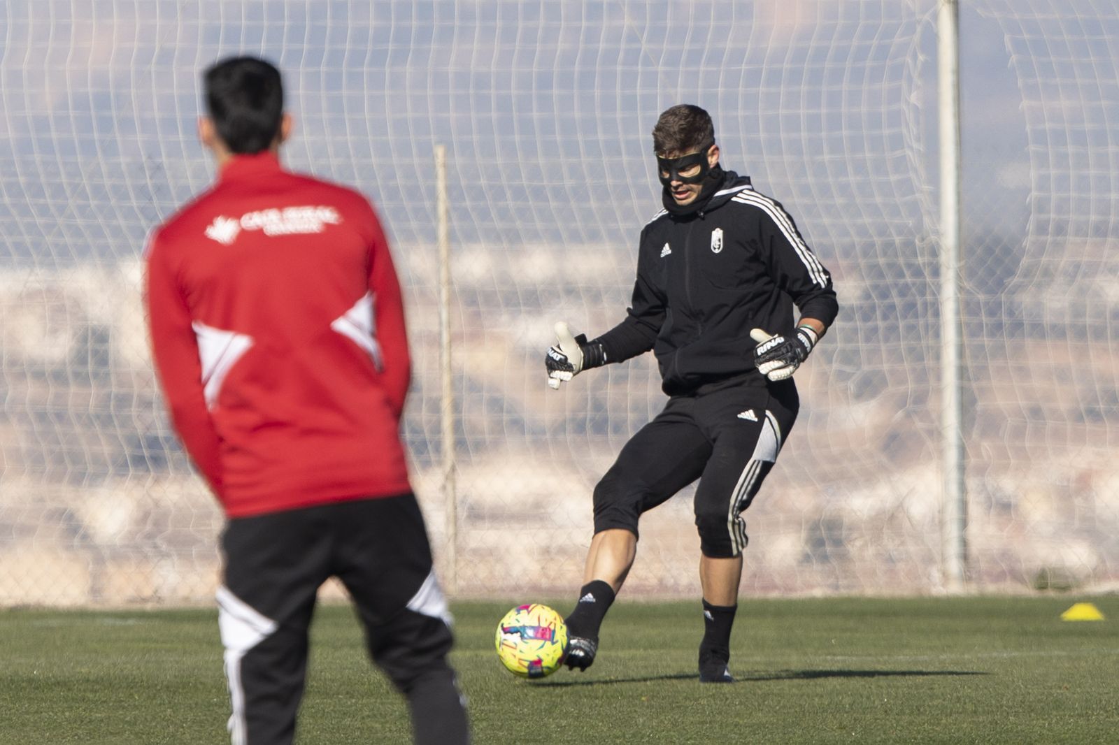 Raúl Fernández durante un entrenamiento con el Granada CF.
