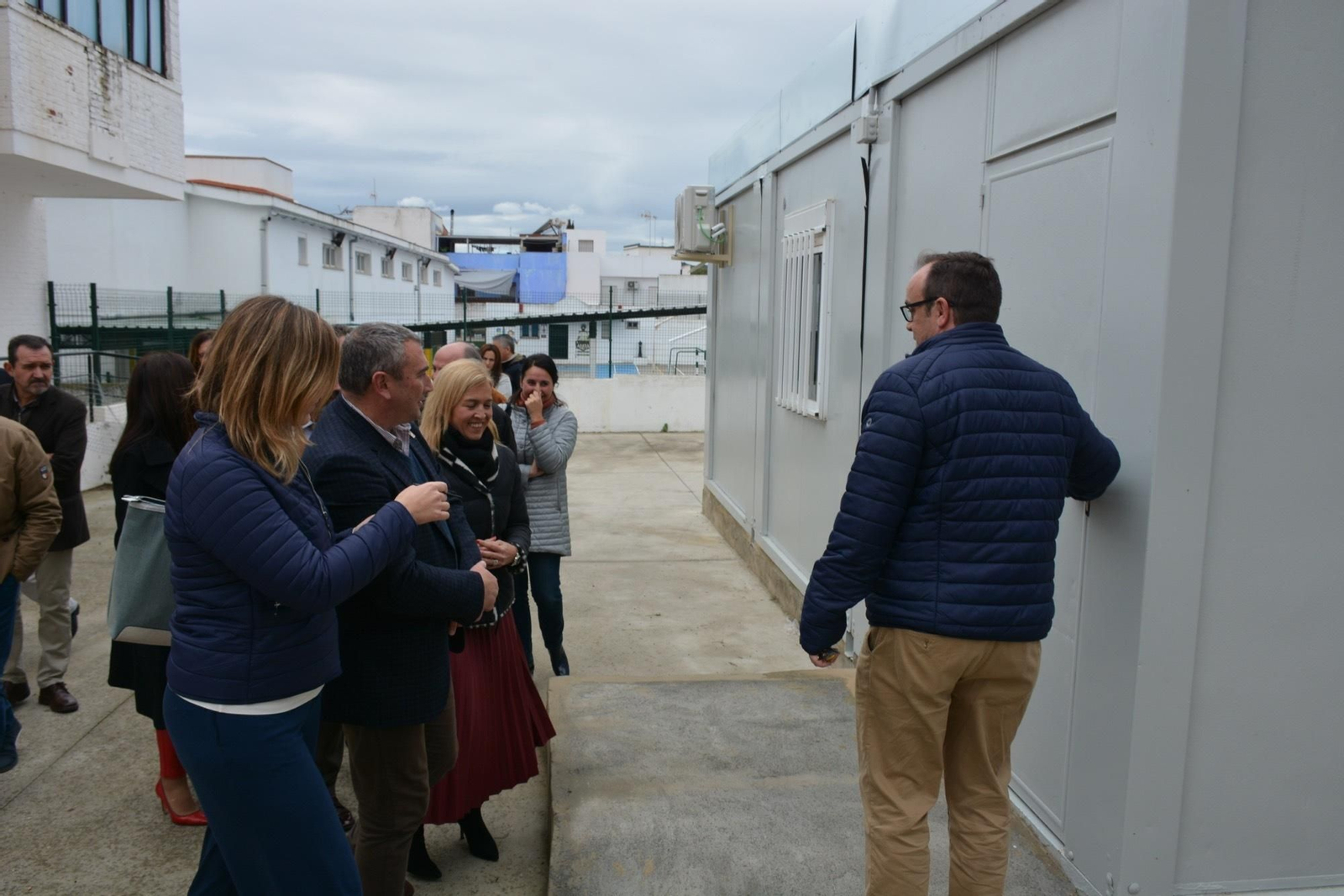 Miguel Andreu, delegado de Educación, visita el módulo de aulas prefabricadas del centro.