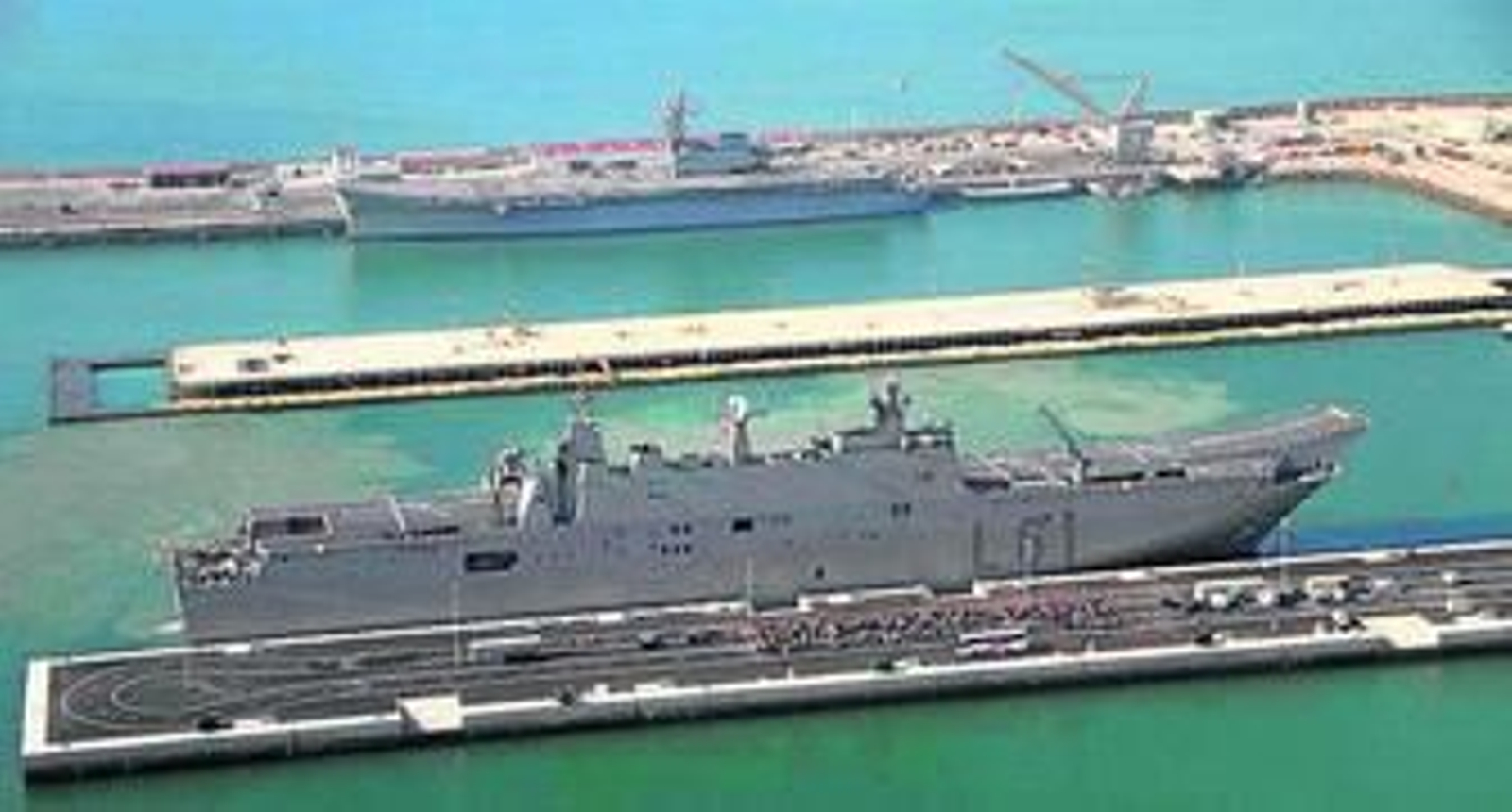Arriba, el portaaviones 'Príncipe de Asturias' y abajo, el buque de proyección marítima 'Juan Carlos I', ambos atracados en el puerto de la Base de Rota.