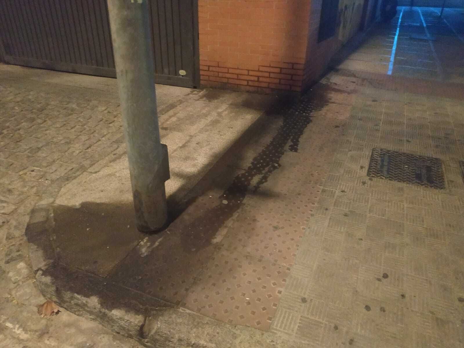 La esquina y la farola están totalmente negras por las orinas en la zona del Minotauro