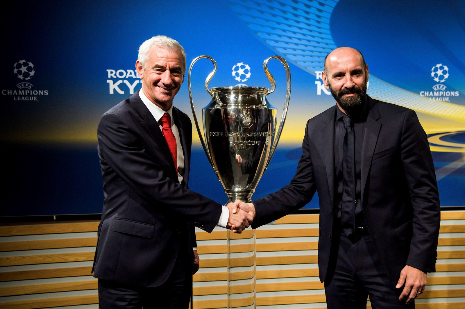 Monchi, junto a Ian Rush tras el sorteo de semifinales la Champions en 2018, que deparó un Liverpool-Roma.
