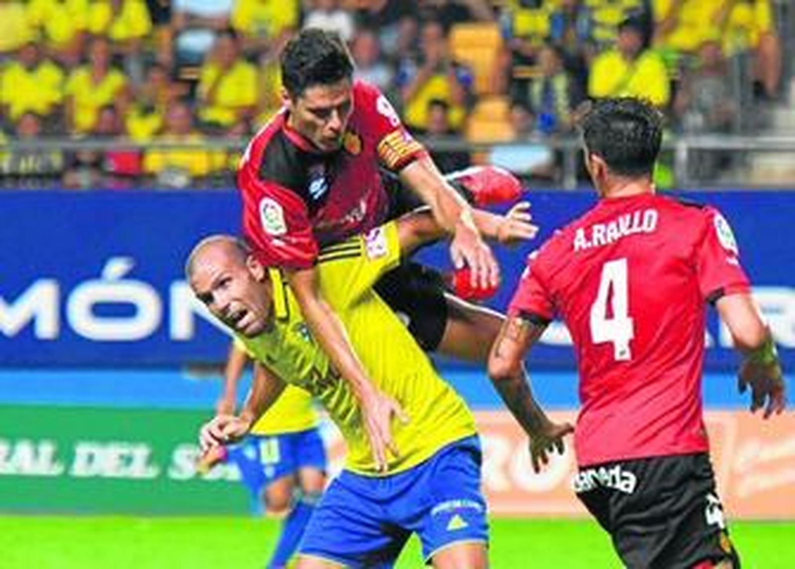 Héctor Yuste salta por encima de Ortuño en un lance del encuentro entre el Cádiz y el Mallorca.