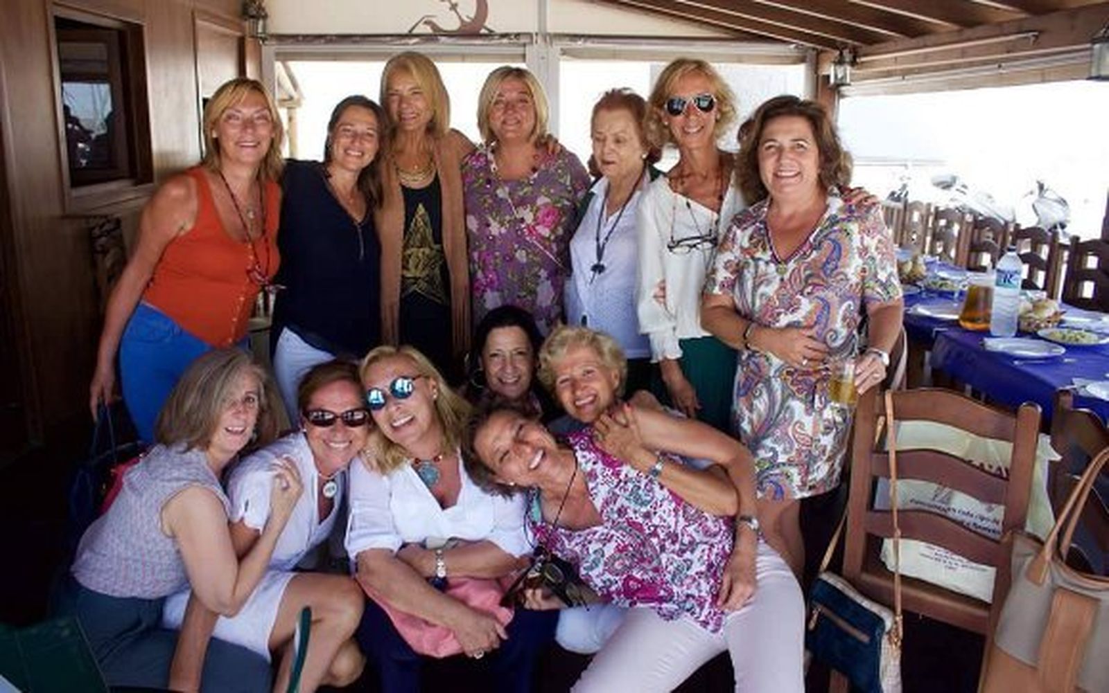 La homenajeada Bea Vallejo con Lidia Lacave, Marta Crespo, Elvira Agra, Teresa de Querol, Pili y Susana Almagro, Eugenia Agra, África Montalván, Rocio Fernández de la Puente, Beatriz Vallejo, Mariví Gutiérrez y Madgalena Alcaraz, en la Taberna de Puerto América.   Foto: Ignacio Casas de Ciria
