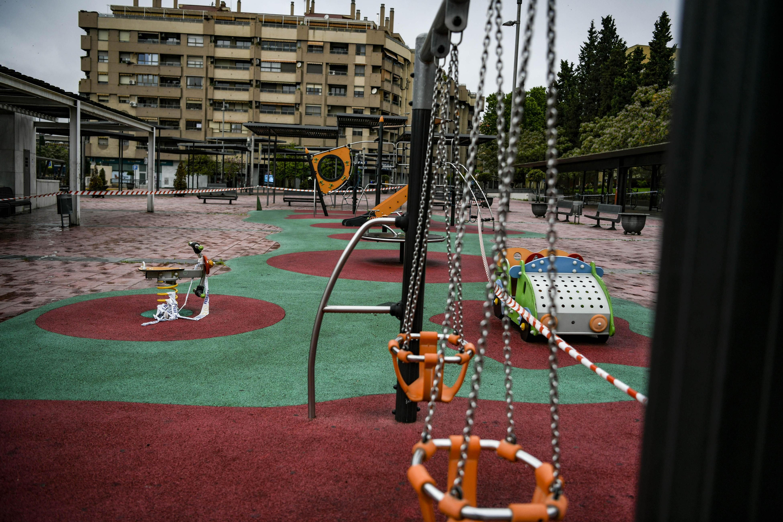 Parque precintado en La Caleta, en Granada capital.