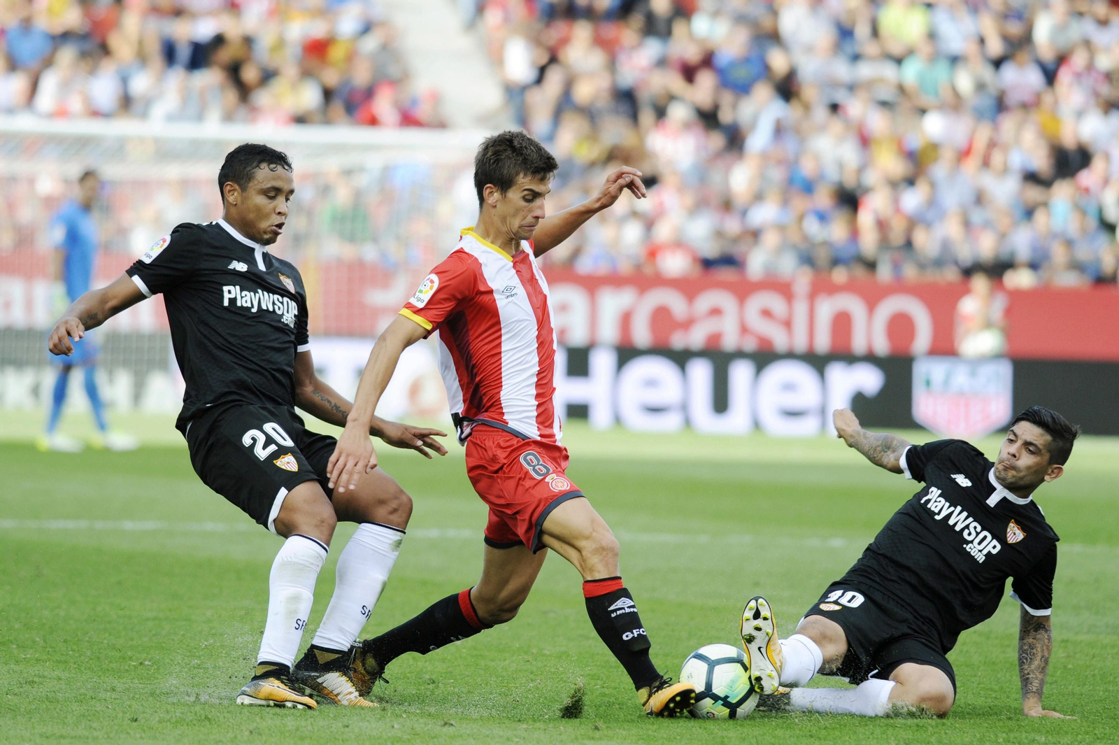 Muriel acosa a Pere Pons, que recibe una entrada de Banega.