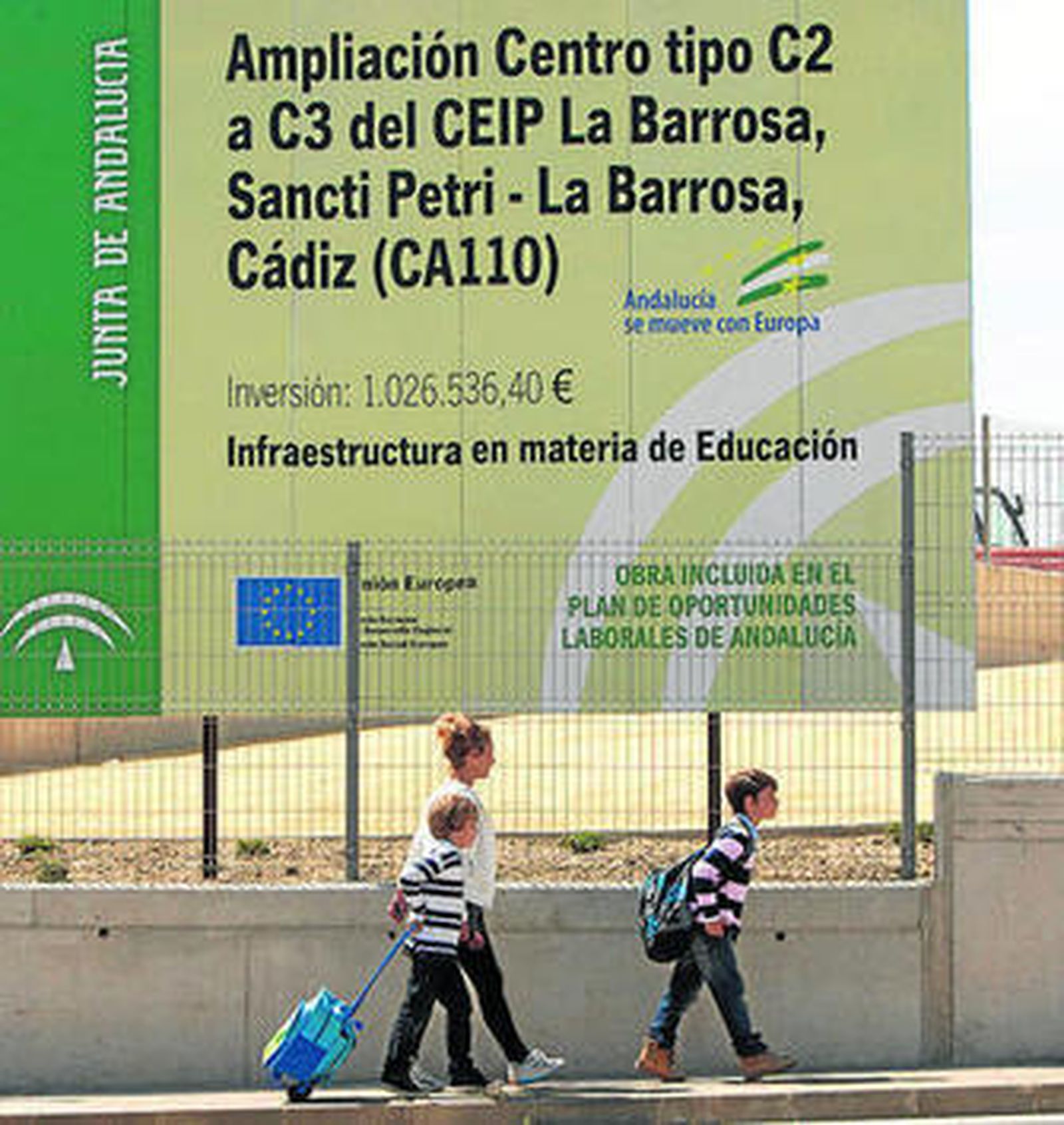 Cartel anunciador de la ampliación del centro, en el interior del colegio.