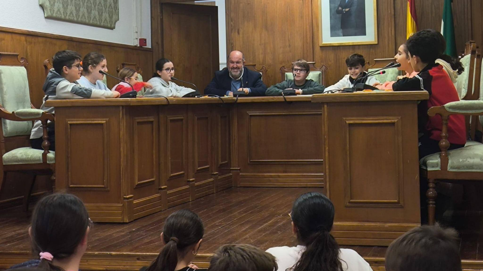 Momento de la sesión plenaria infantil de Dalías.