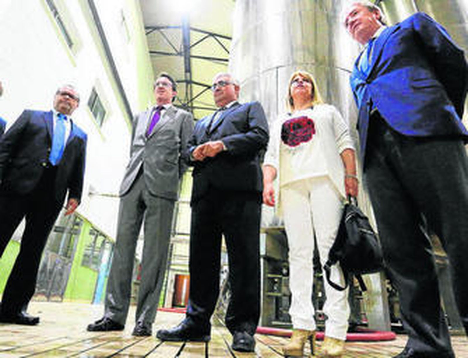 El consejero de Economía, ayer junto a responsables de González Byass durante su visita al complejo Las Copas.