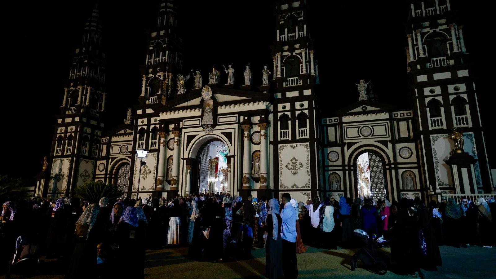 Fieles y curiosos llenaron buena parte de la explanada por la que discurrió la procesión. Al fondo, la catedral.
