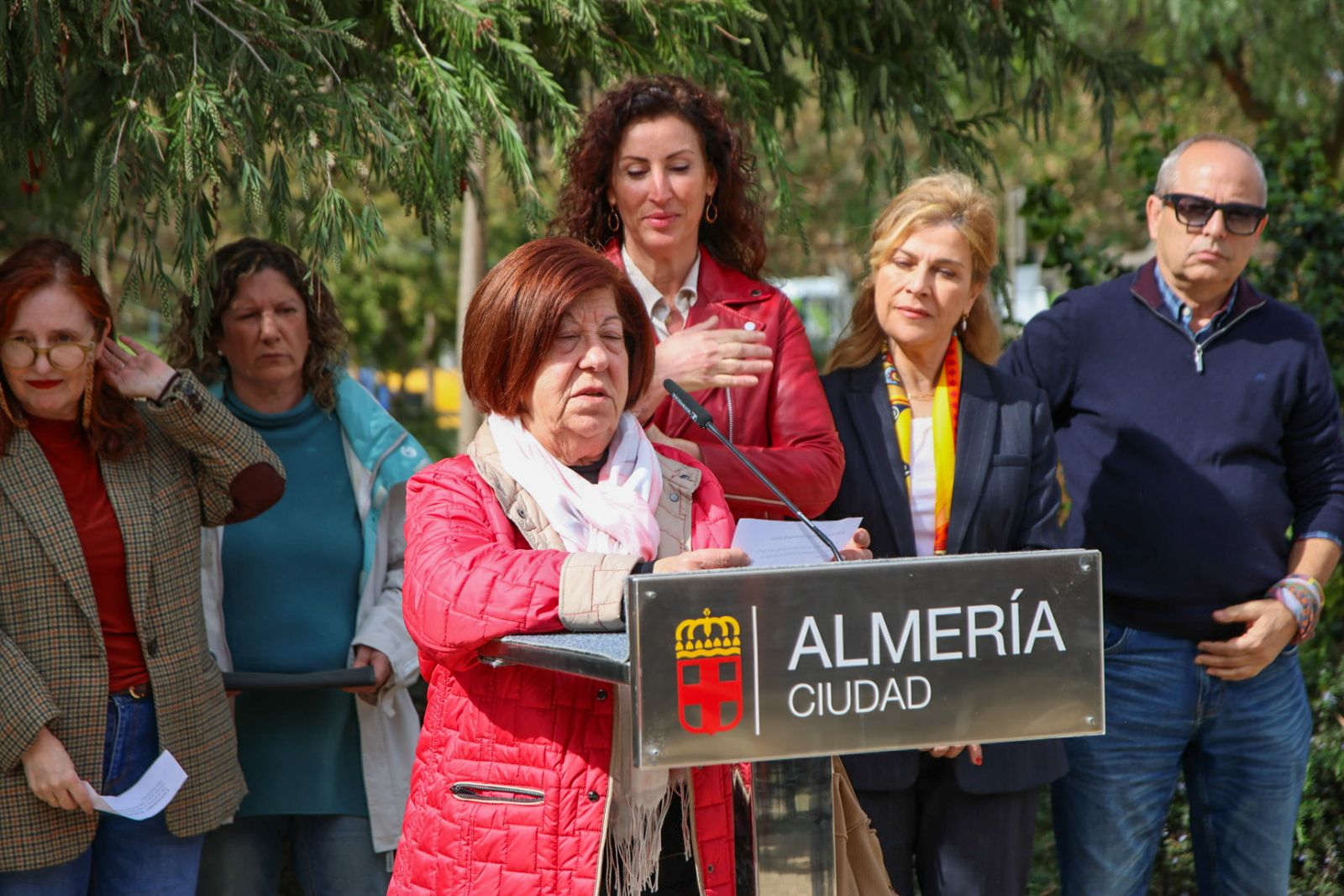 Las imágenes de la plantación de un olivo y el entierro de una cápsula del tiempo