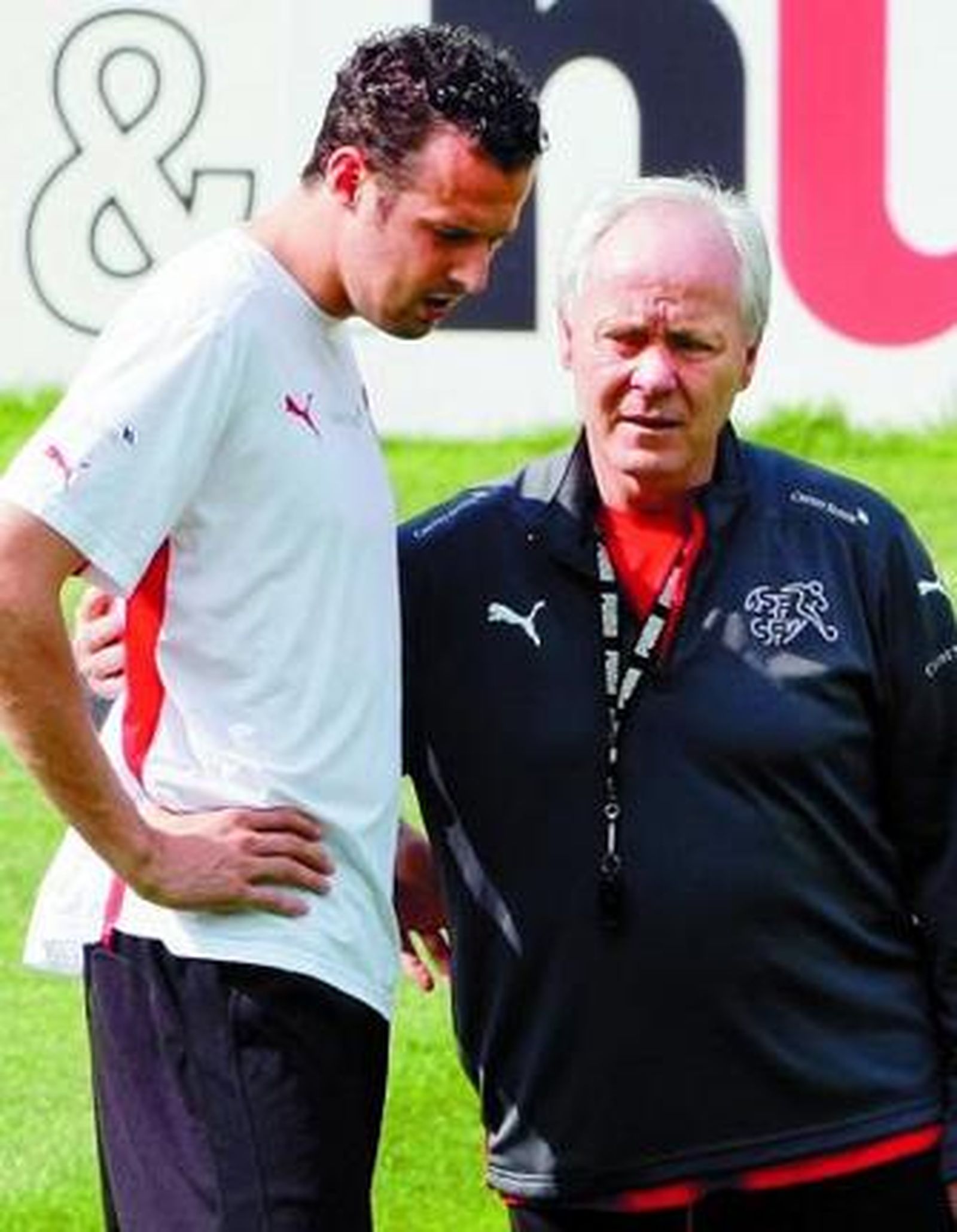 Streller, con el seleccionador suizo, Koebi Kuhn.