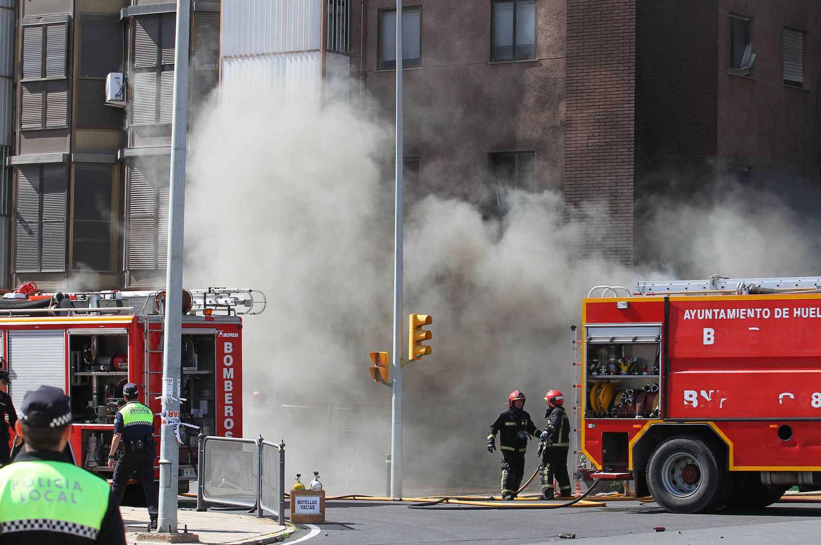 Imágenes del incendio de un bazar en la avenida de Santa Marta.