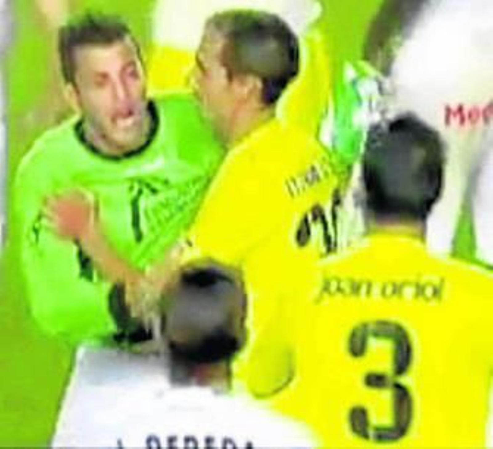 Esteban es frenado tras la agresión a Montero.