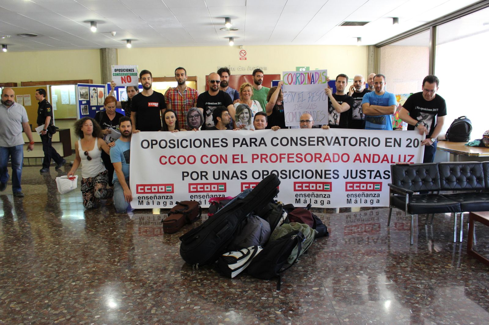 Un grupo de educadores interinos encerrados hoy en la Delegación de Educación