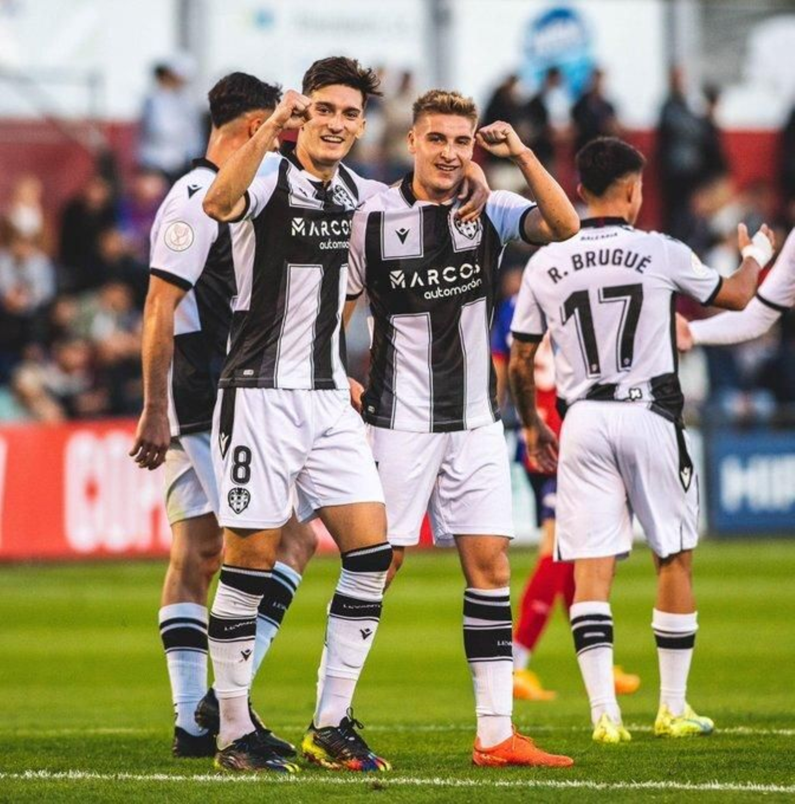 Pepeplu (dorsal 8) celebrando un gol junto a su compañero Alejando Cantero.