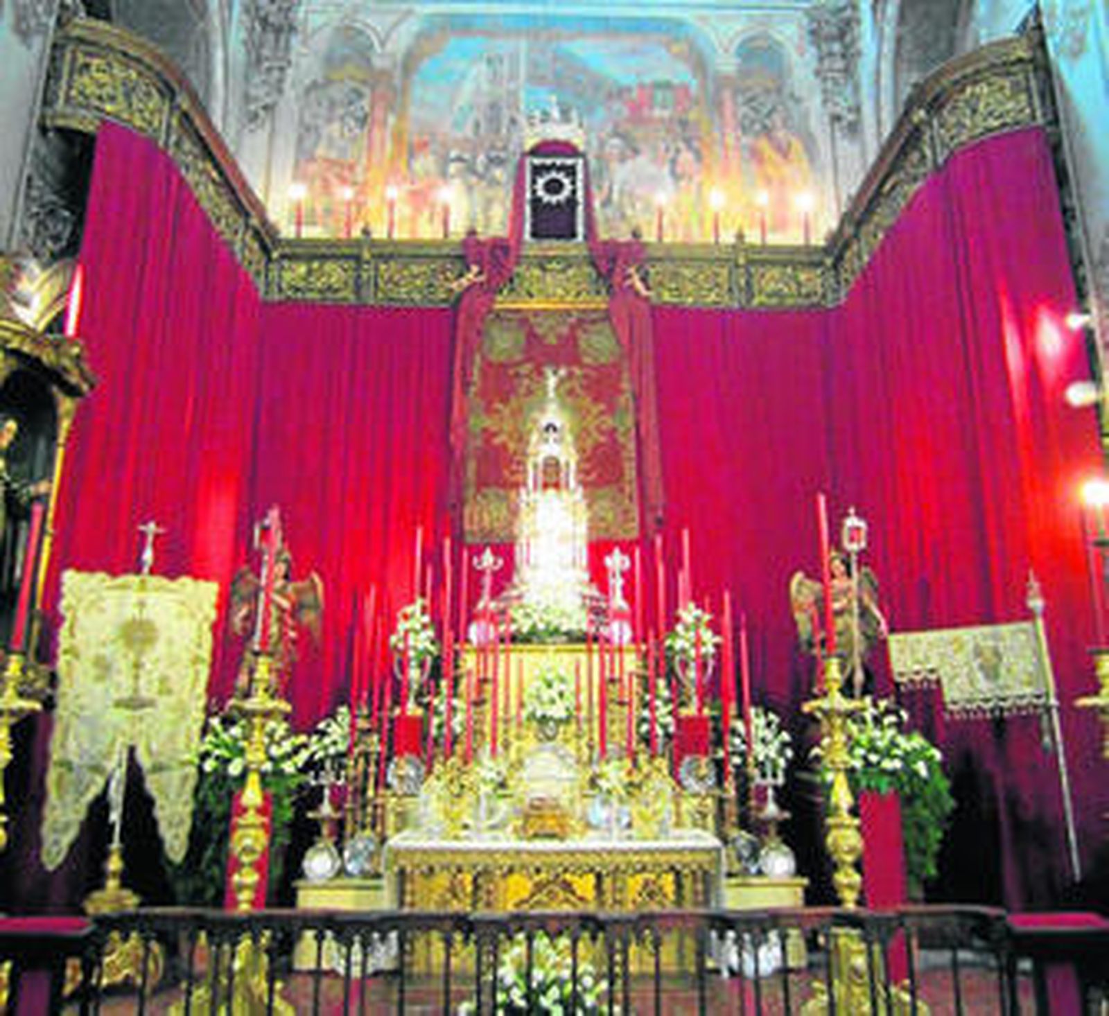 El monumento eucarístico de la parroquia de Santa María Magdalena en la tarde del Jueves Santo.