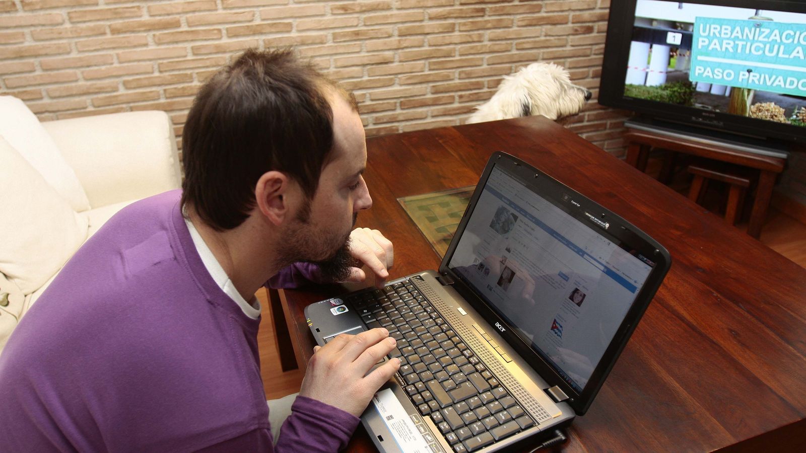 Persona realiza gestiones en su ordenador con la firma electrónica.