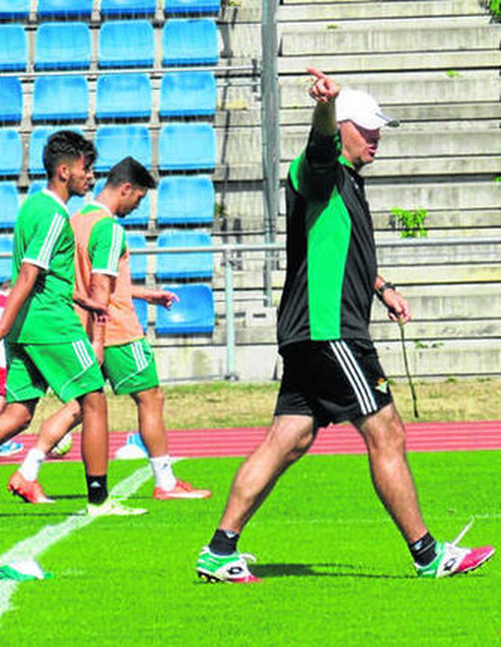 Mel señala con la mano derecha la posición a sus jugadores.