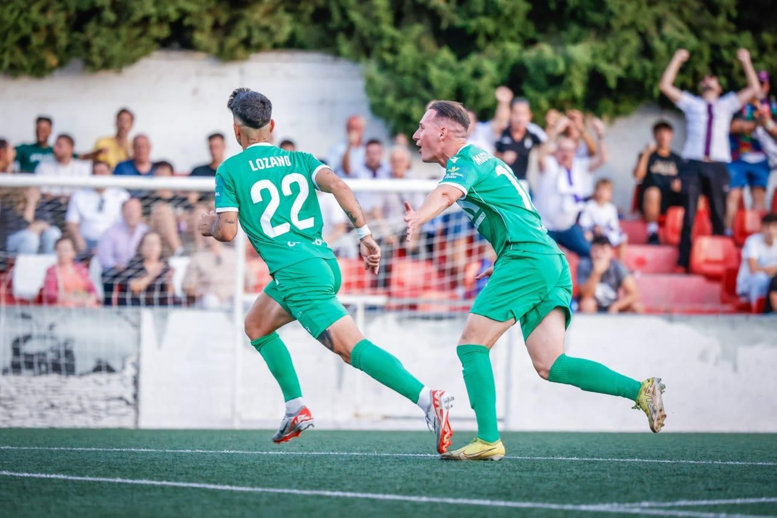 Óscar Lozano y Migue García festejan el 1-1 obra del granadino.