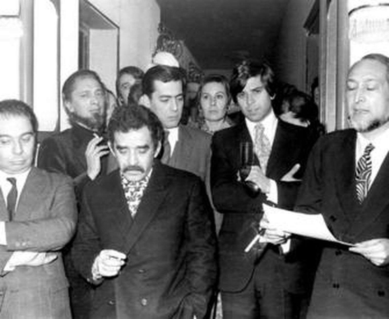 1. García Hortelano (izquierda) y el resto del jurado del premio Biblioteca Breve 1970, entre ellos Gabriel García Márquez (2i) y Mario Vargas Llosa (detrás 2i). 2. Con José Manuel Caballero Bonald, y su esposa en 1983. 3. Juan García Hortelano en 1977 en Alburquerque, con Juan Benet y Ángel González y su mujer.