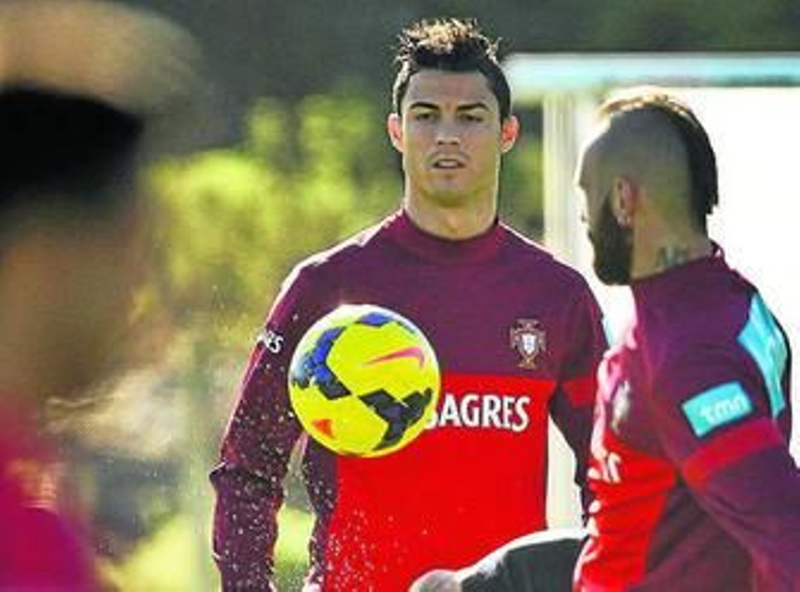 Cristiano Ronaldo y Meireles, en el entrenamiento de la selección portuguesa.