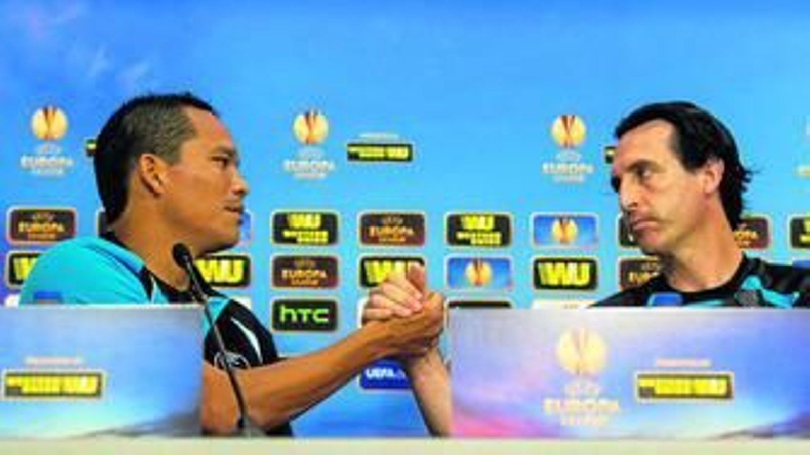 Bacca y Unai Emery se dan la mano durante la rueda de prensa previa al partido ante la Fiorentina.