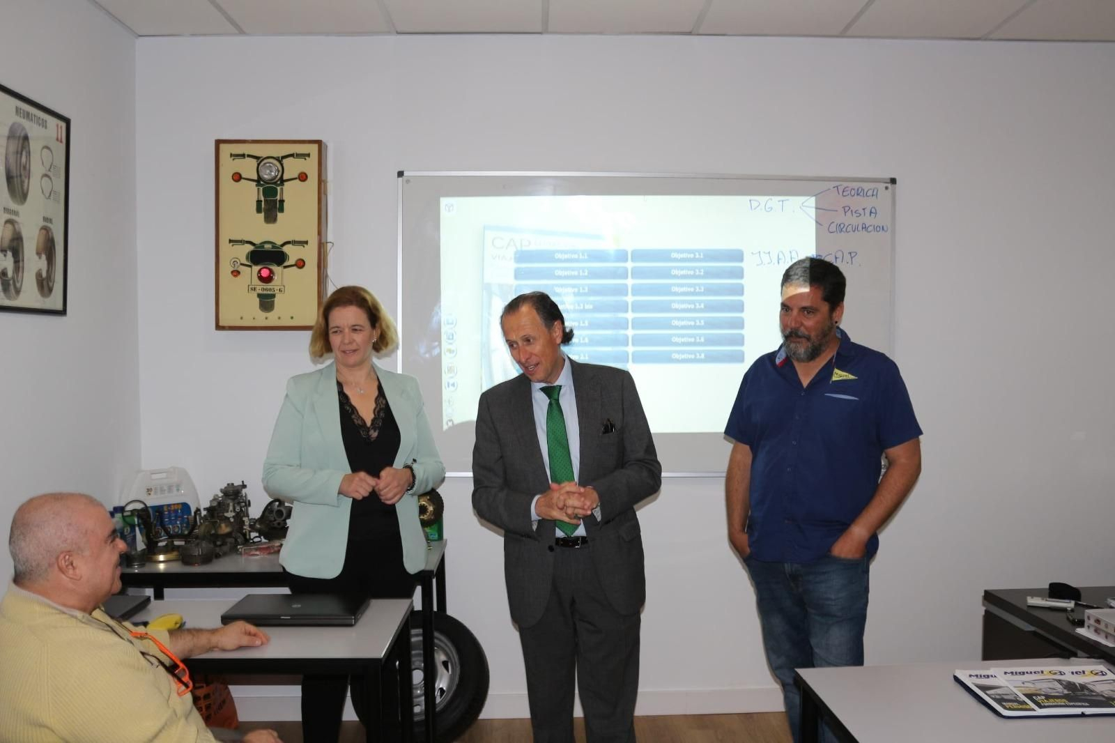 José María Román visita el inicio del curso para obtener el permiso de conducción de autobuses. José María Román visita el inicio del curso para obtener el permiso de conducción de autobuses.