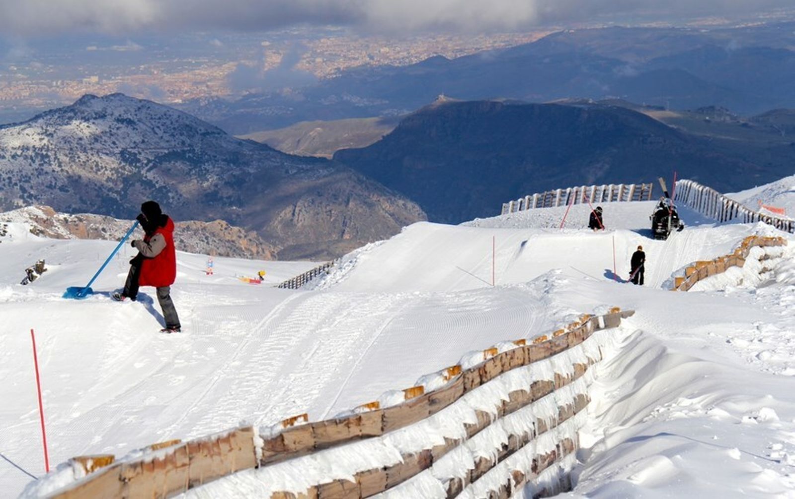 Operarios trabajan con las últimas nieves caídas.