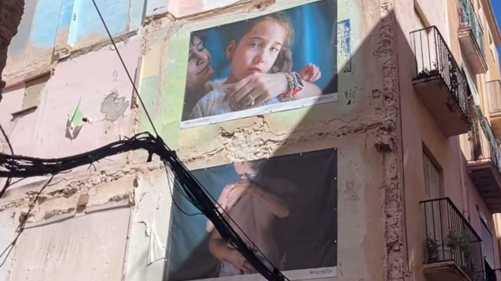 La pequeña Ari en un mural de una calle de Tarragona.