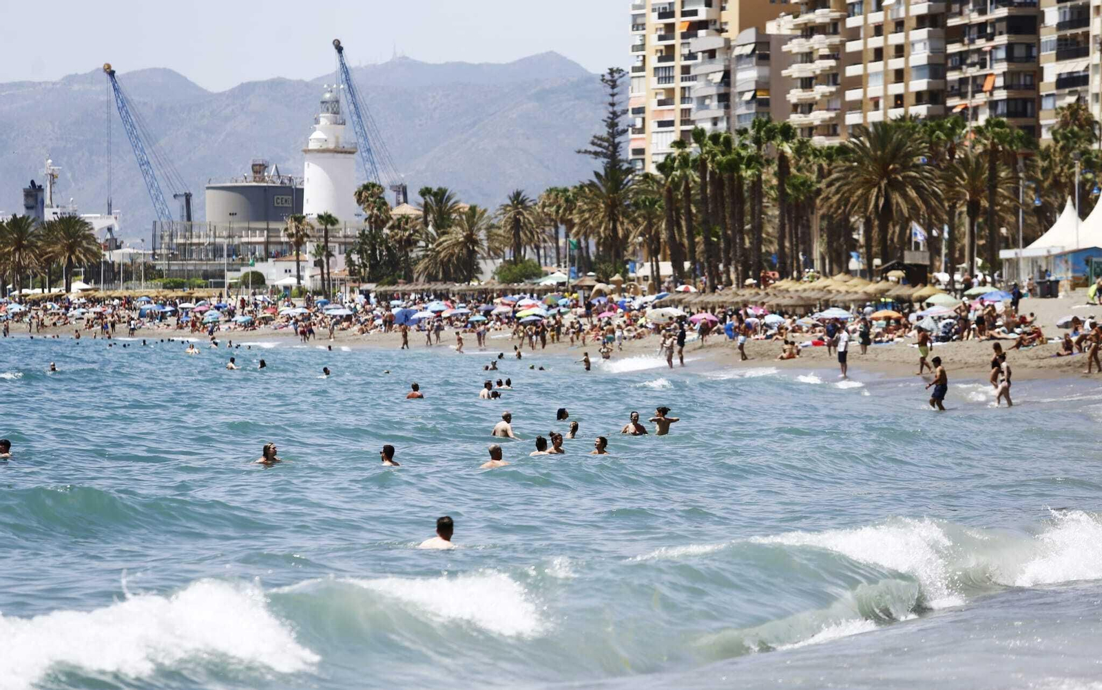 Fotos: Playas llenas en Málaga, en plena jornada electoral