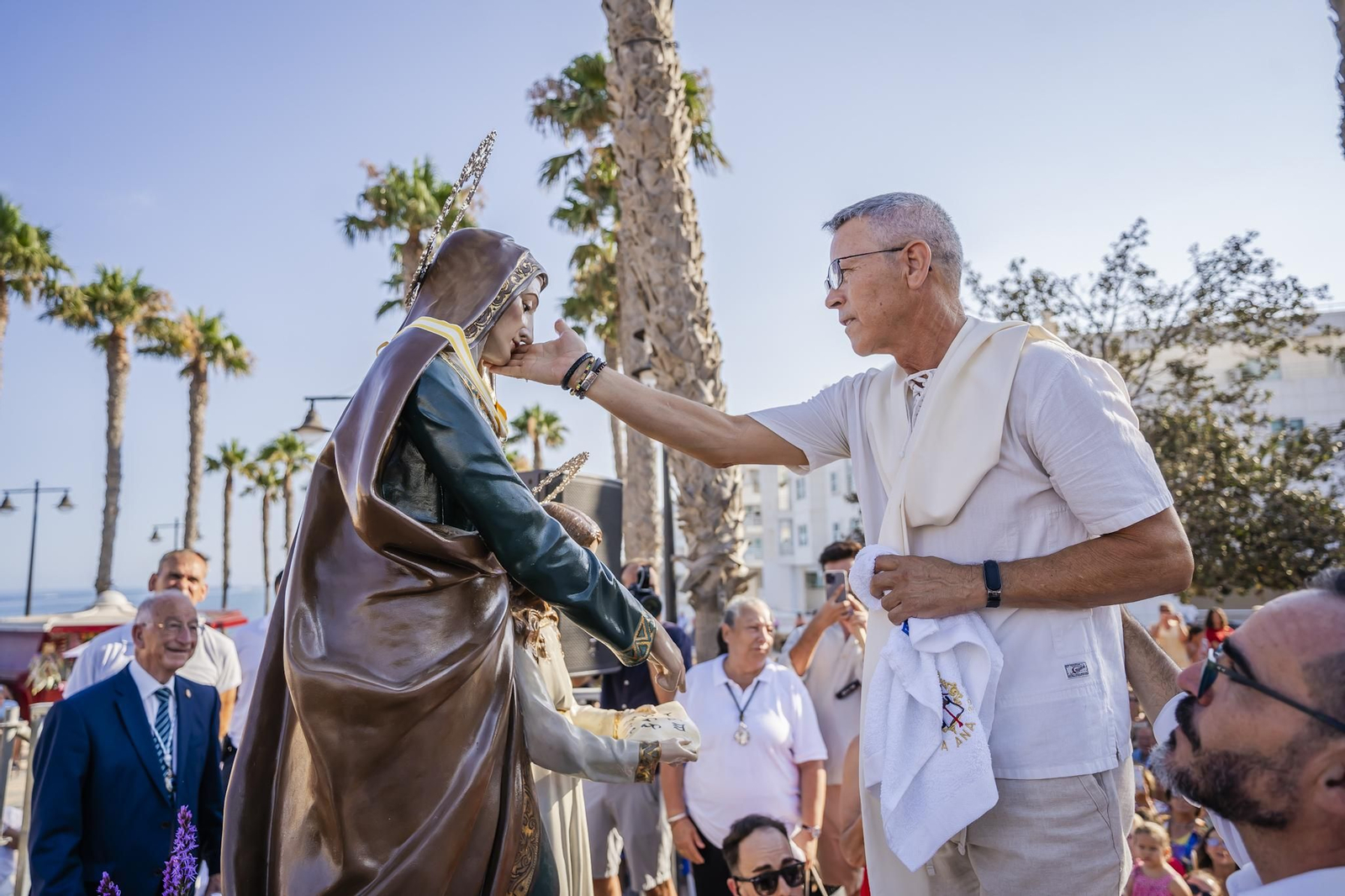 La procesión de la Virgen del Carmen y Santa Ana pone el broche final a las fiestas del Puerto de Roquetas