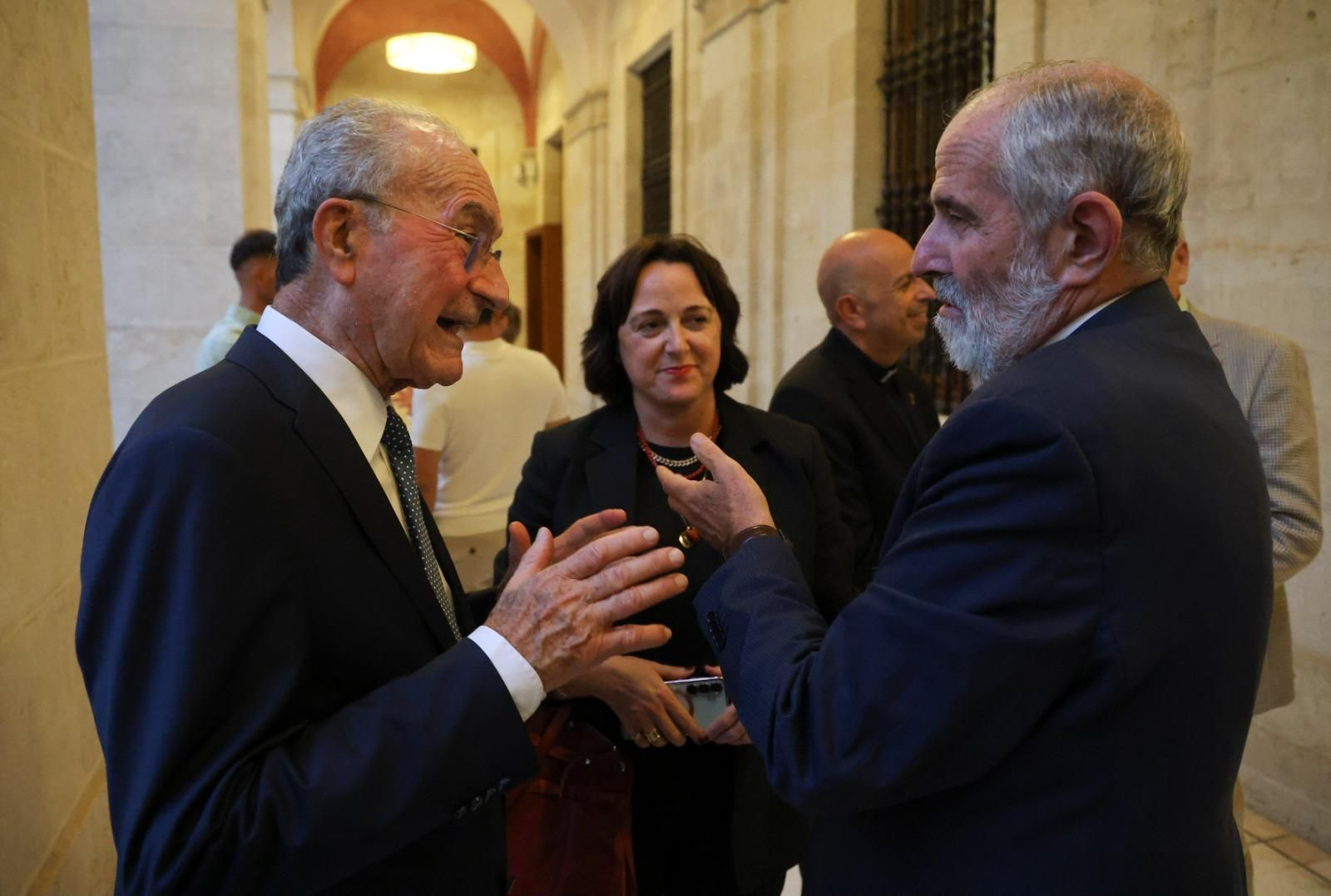 La exposición 'Vestida de Sol' del Cautivo en el Museo de Málaga, en imágenes