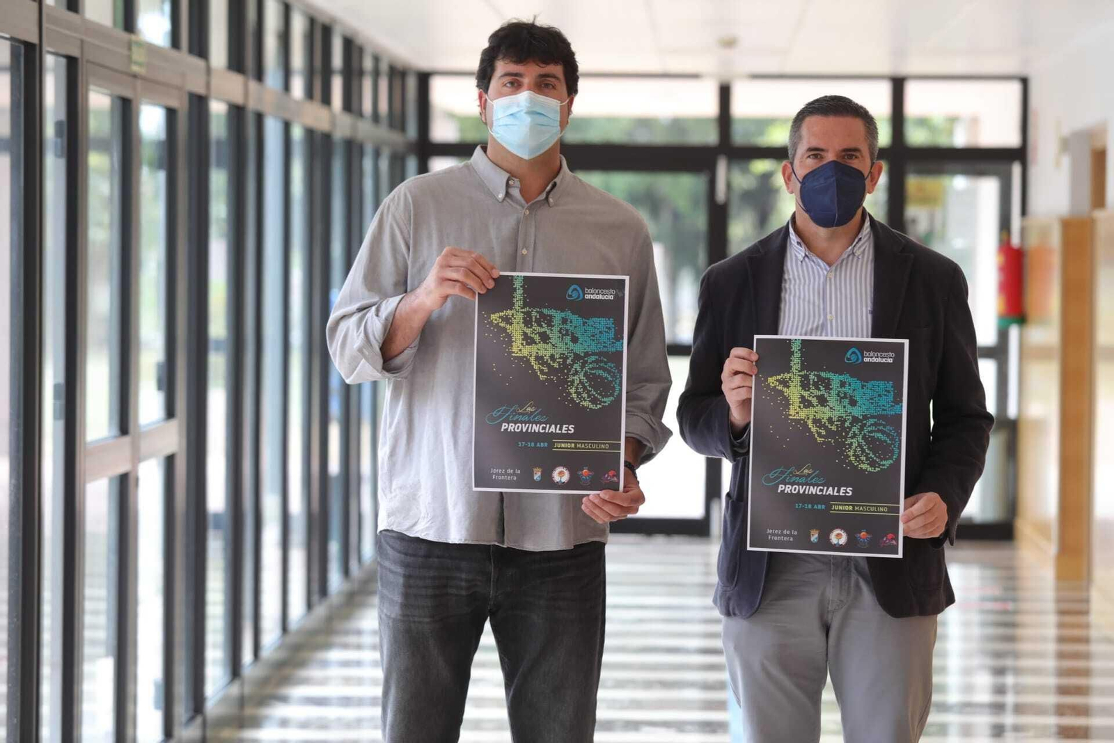 Jesús Chagoyen y Adolfo Magrañal posan con el cartel del torneo de este fin de semana.