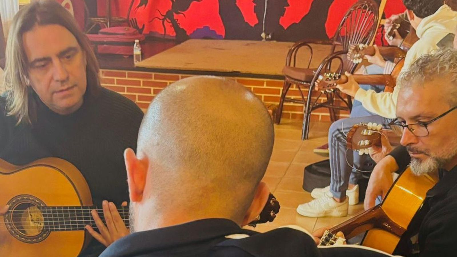 Antonio Dovao enseñando a tocar la guitarra.