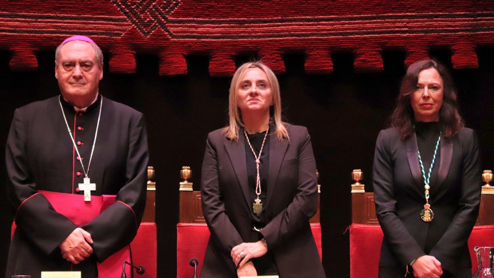 El arzobispo de Granada, José María Gil Tamayo (izqda.), la alcaldesa de la ciudad, Marifrán Carazo (centro) y la consejera de Fomento, Articulación del Territorio y Vivienda, Rocío Díaz (dcha.)