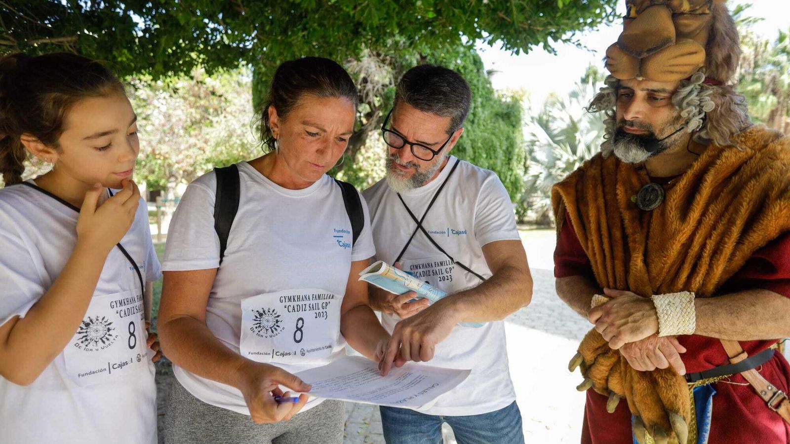 Hércules atiende a una familia en la gymkhana de De Ida y Vuelta.