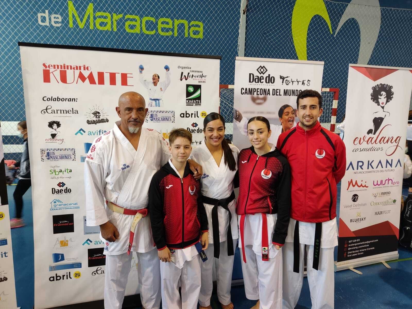 Jimena Pérez y Manuel Campos, del Dakentai Jerez, junto a María Torres, campeona del mundo en Kumite.