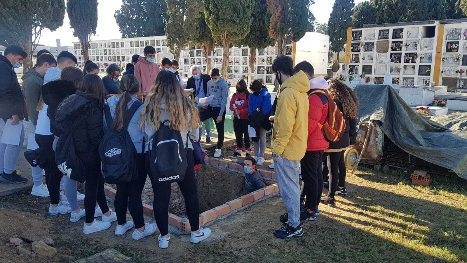 Los estudiantes reciben las explicaciones de la arqueóloga en uno de los sondeos que se están realizando.