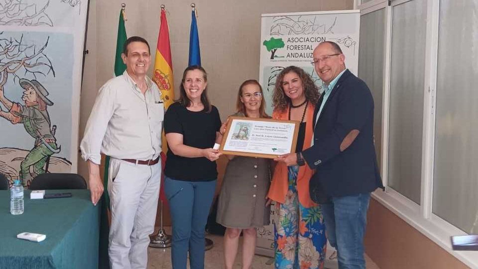 Entrega del reconocimiento al ingeniero José López Quintanilla.