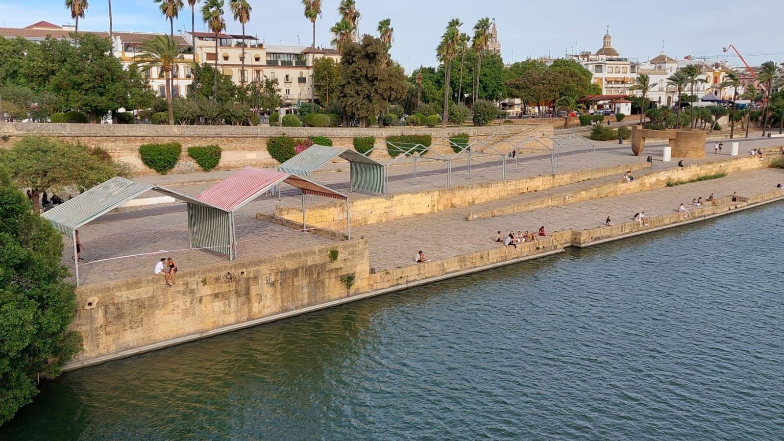Montaje en el Muelle de la Sal de la Velá de San Miguel.