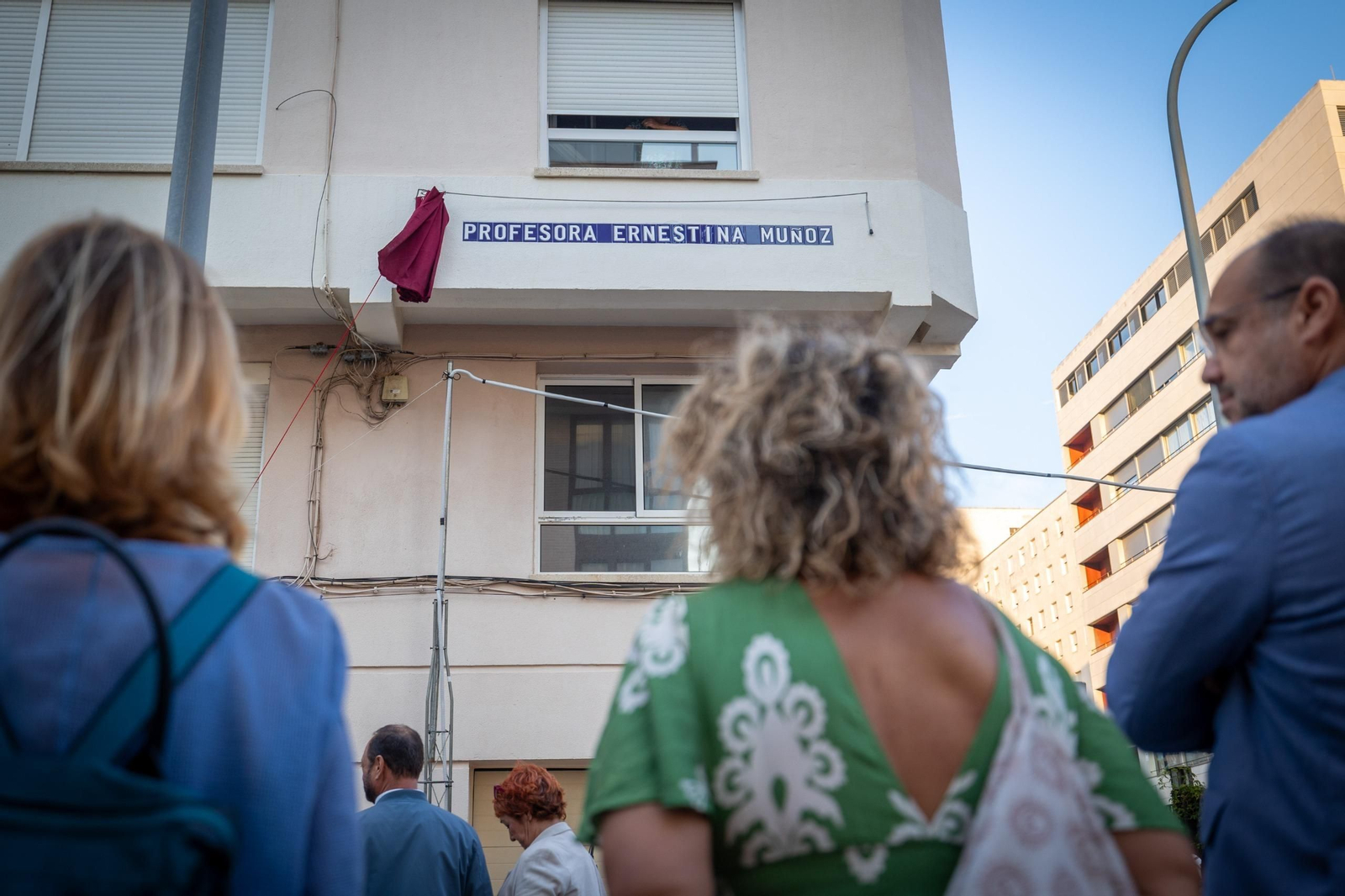 Descubrimiento de la placa de la calle Ernestina Muñoz en Cádiz. Descubrimiento de la placa de la calle Ernestina Muñoz en Cádiz.