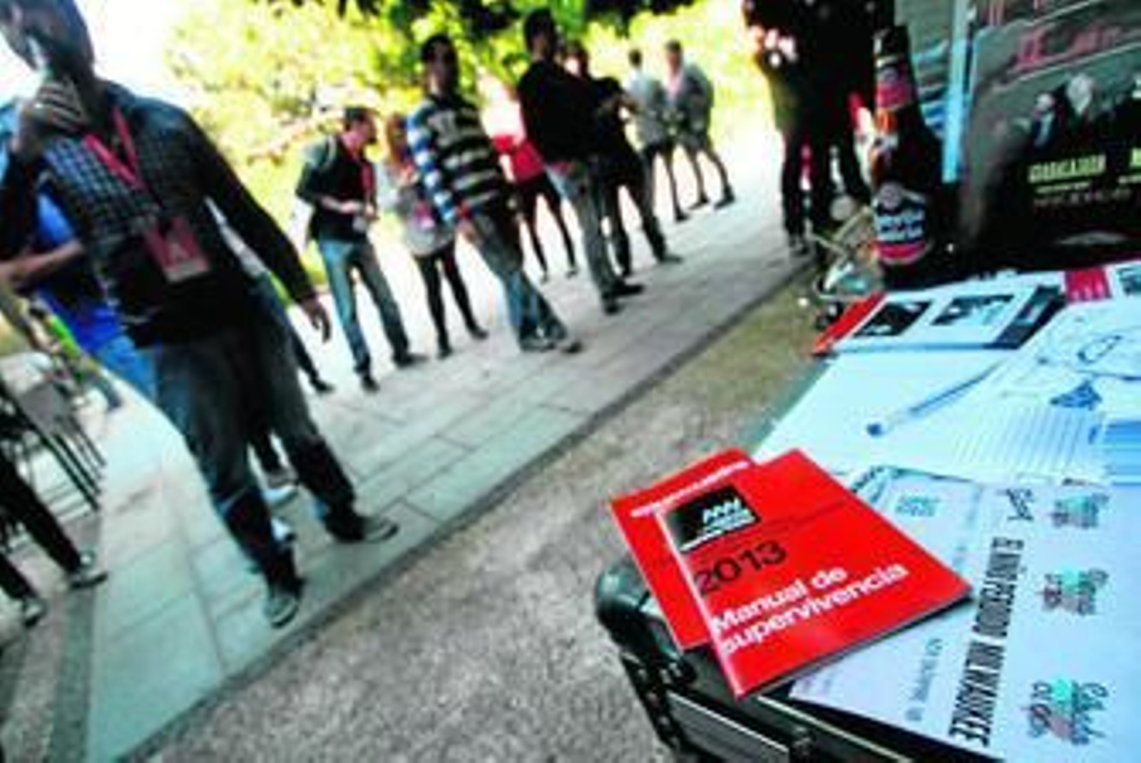 Profesionales en el espacio de la bodega Mora, de Osborne, ayer a mediodía.
