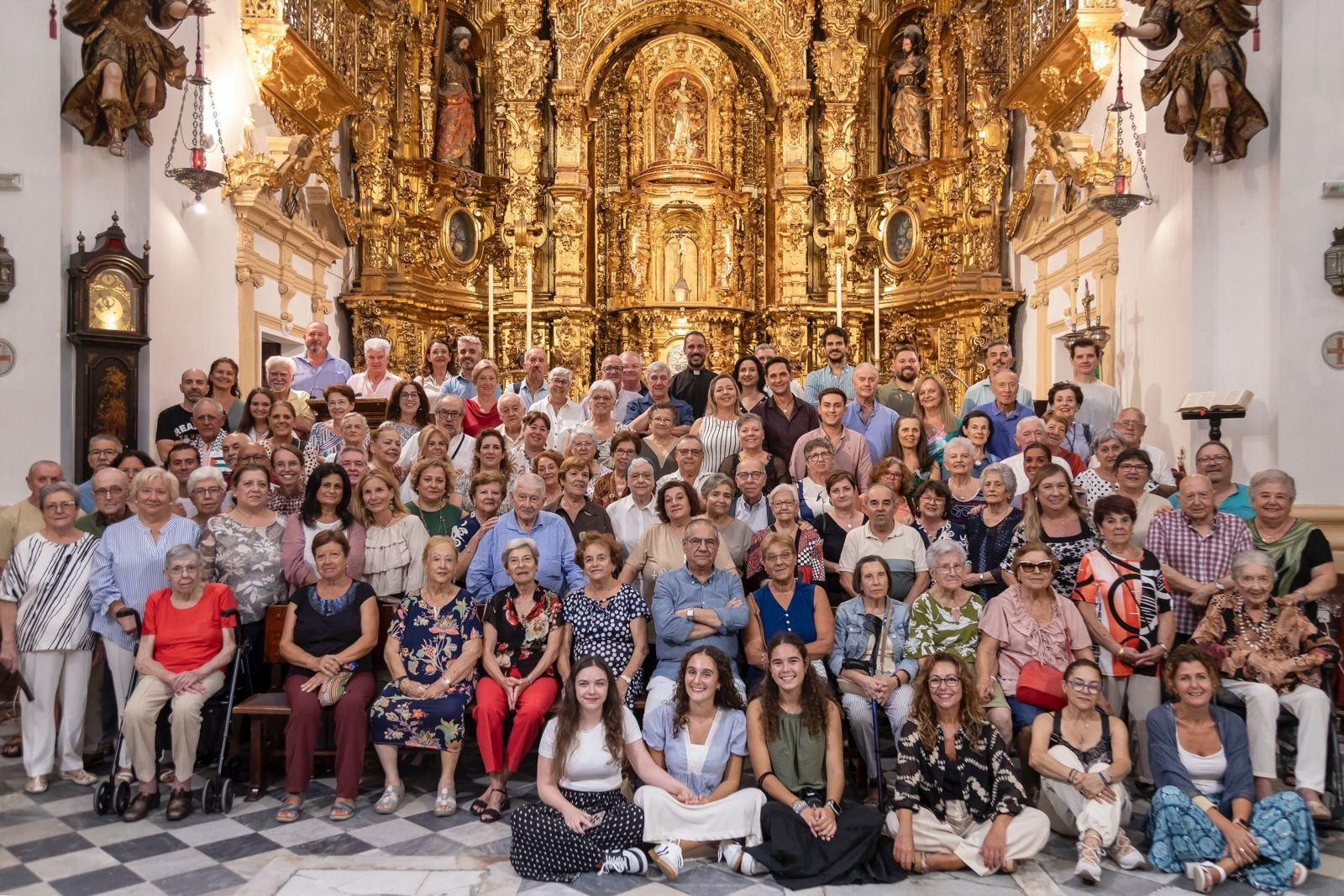 Foto de familia de la comunidad parroquial de San Lorenzo