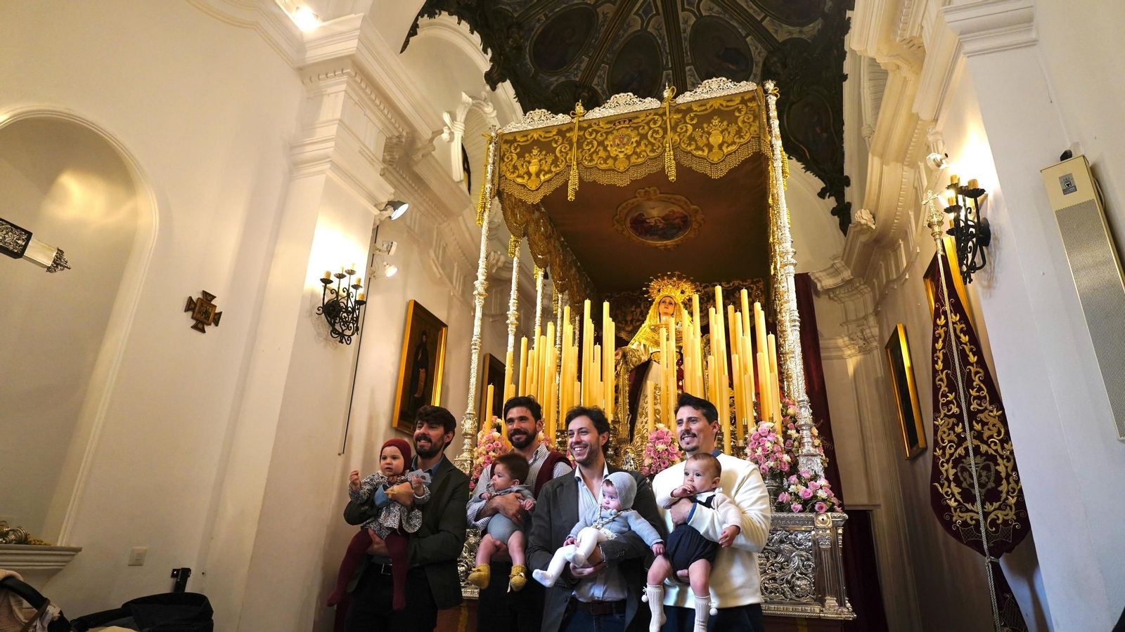 Preparativos de la Hermandad de la Columna de Algeciras ante el Lunes Santo, en imágenes