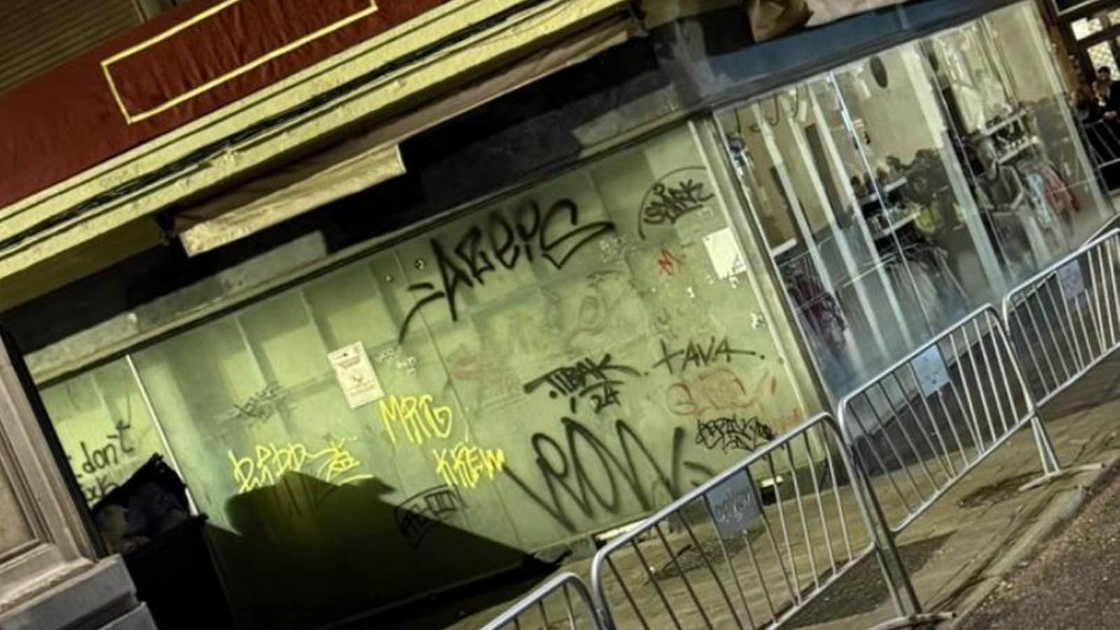 Acera sin público en la Cuesta del Rosario.