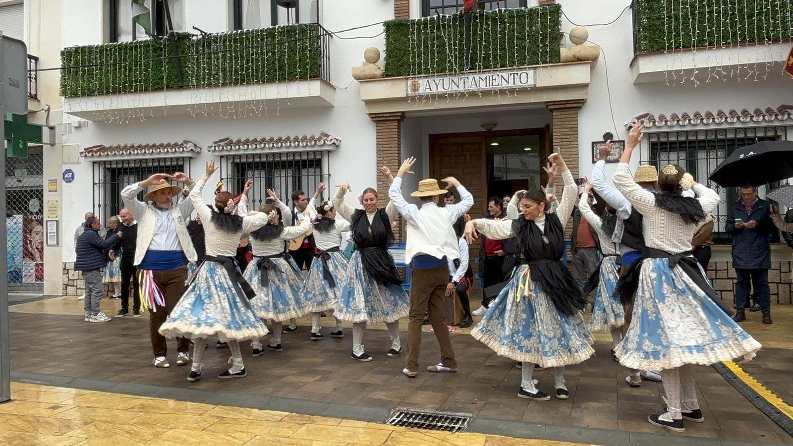 Imagen de una panda de verdiales en la puerta del Ayuntamiento de Torrox