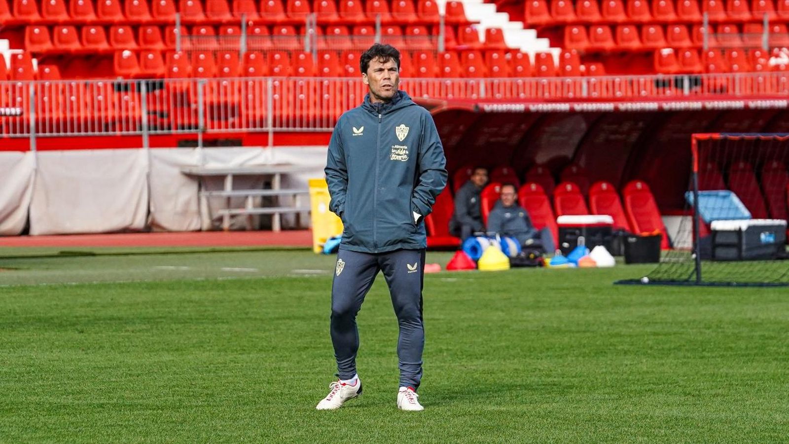 El técnico rojiblanco sigue de cerca a sus futbolistas en una de la sesiones de trabajo.