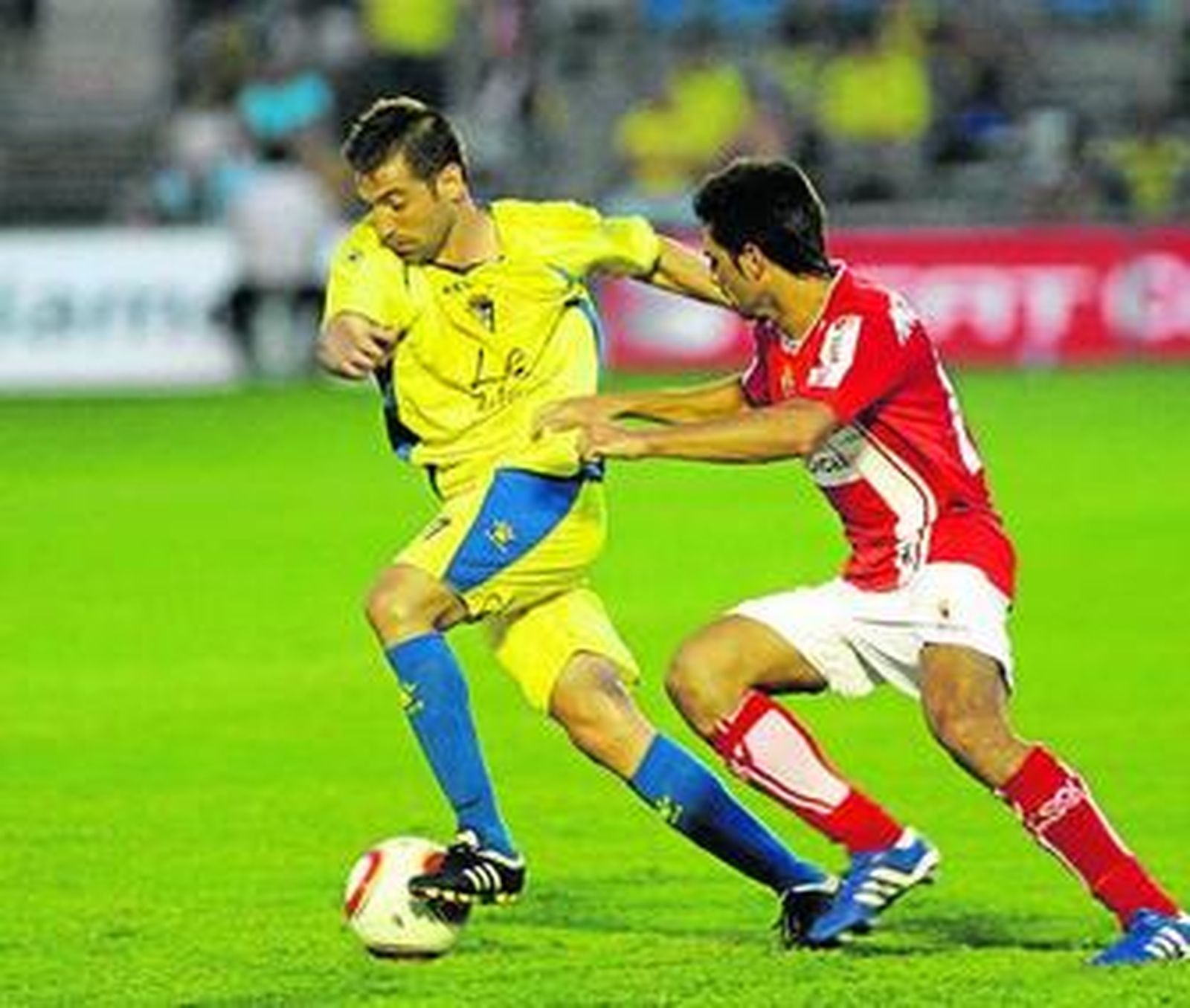 Aarón Bueno se deshace de un contrario en el partido contra el Murcia.
