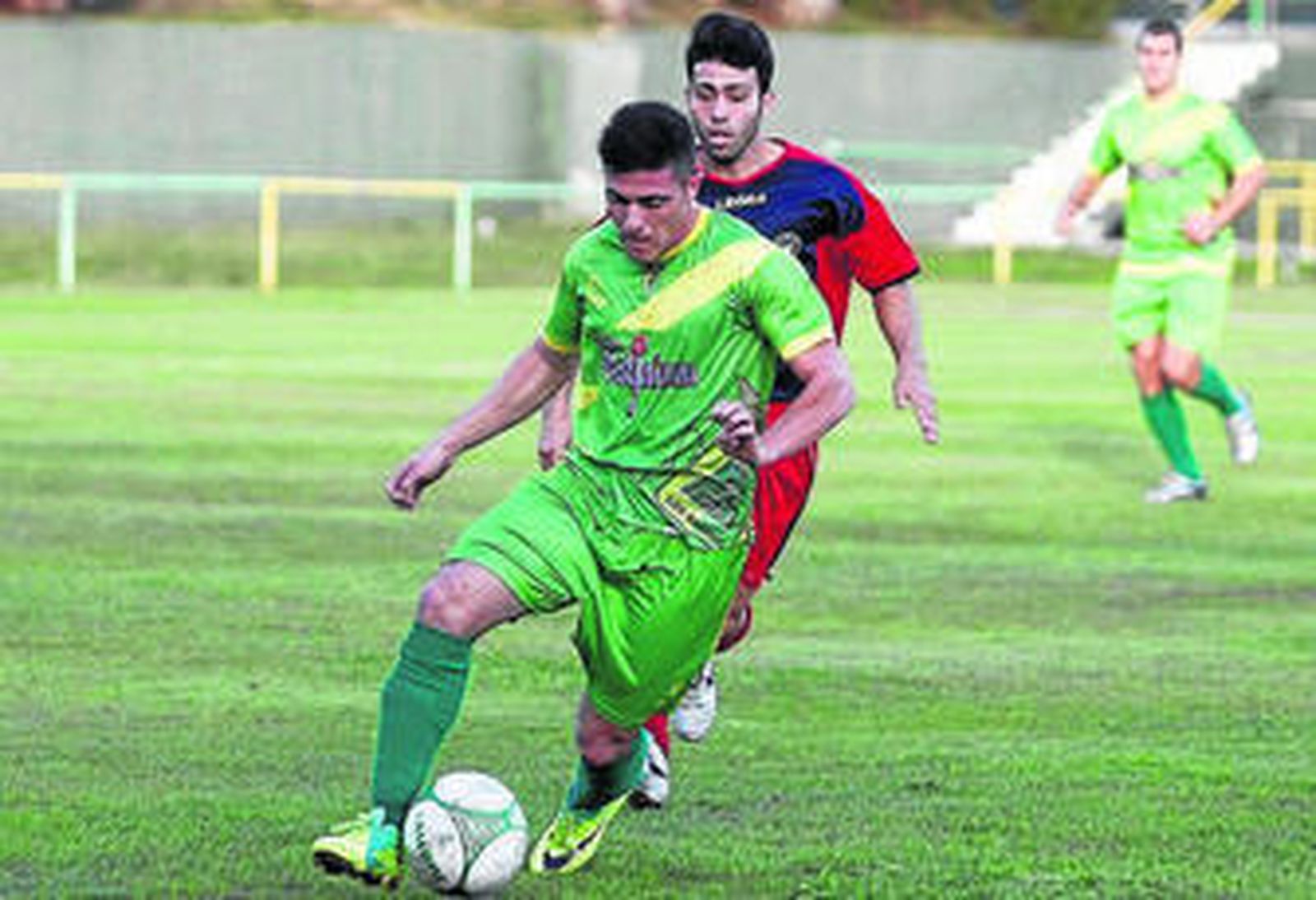 Tostao, autor de los tres goles ayer, controla el balón.